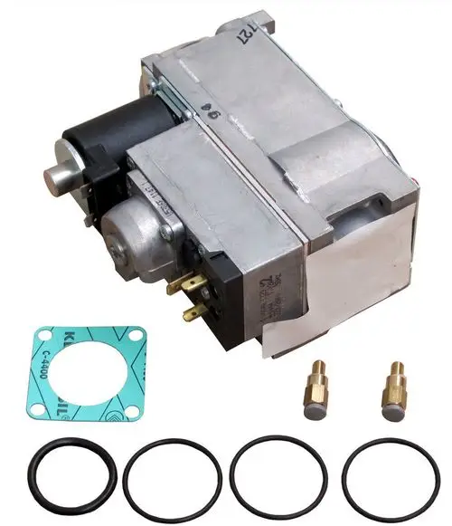 Bosch Armatur, metallische Bauweise, mit Anschlüssen und Dichtungen, in einem set zu sehen, geeignet für bestimmte Anwendungen in der Haustechnik.